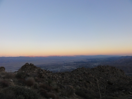 Getting close to sunset over the desert. You can see the Salton Sea in the far right of the picture. For some reason, I don't remember ever having seen it so clearly before. Maybe because of the light reflection at this time of day.