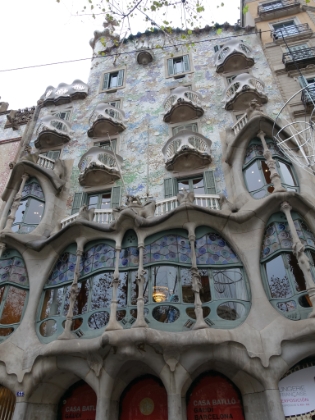 On my fourth day in Barcelona, I was able to take an organized tour of the city. This is Casa Batll&oacute;, a famous house designed by Antoni Gaud&iacute; for a wealthy family in 1904. It’s an amazing work of Art Nouveau. It looked to me like something straight out of a Dr. Suess book though. It’s meant to depict the battle of Saint George (patron saint of Catalonia) fighting the dragon.