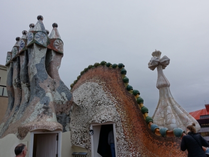 More dragon imagery on the roof.