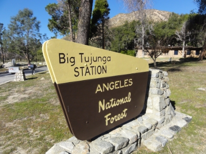 I stopped in at the Big Tujunga fire station and asked if there were any trailheads open nearby. The guy there said no, the entire canyon was closed due to the fire, and the nearest open trailhead was Switzers (about a 20-30min drive East). So off I drove off to Switzers, at least to scout out the trailhead for future use.