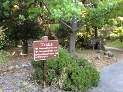 The trail starts out in Temescal Gateway, in the same area as the Temescal Rivas trail, across the street from my apartment.
